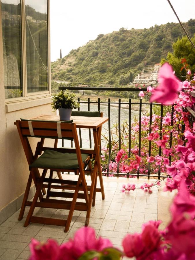 Mare Roccia Beachfront Apartment Taormina Kültér fotó