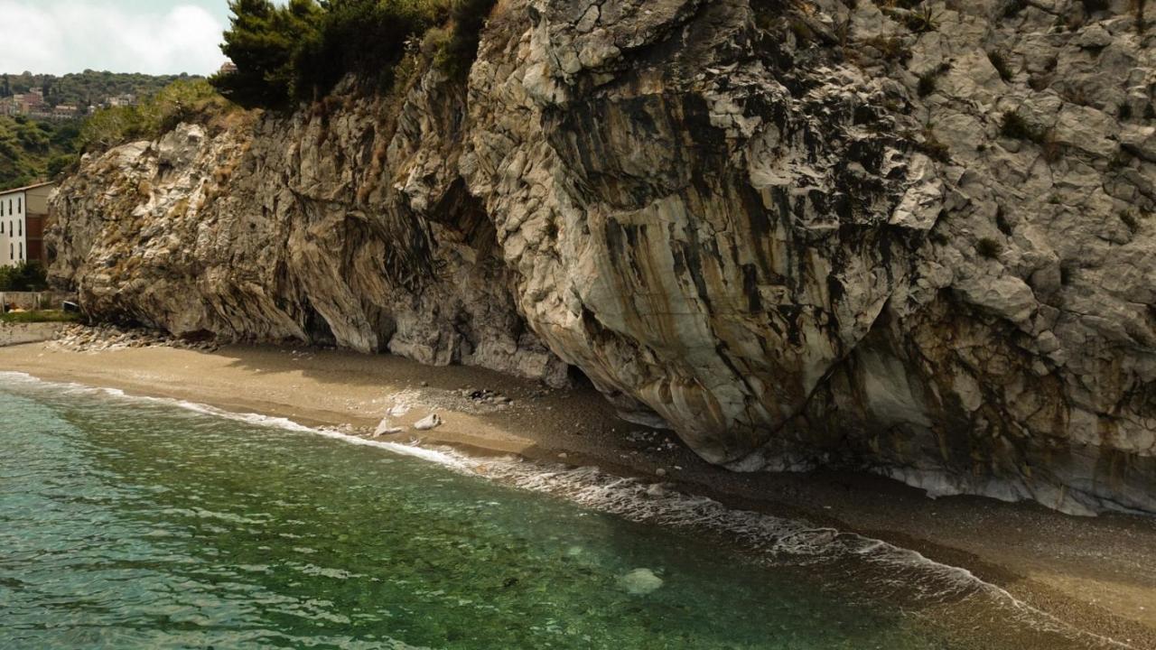 Mare Roccia Beachfront Apartment Taormina Kültér fotó